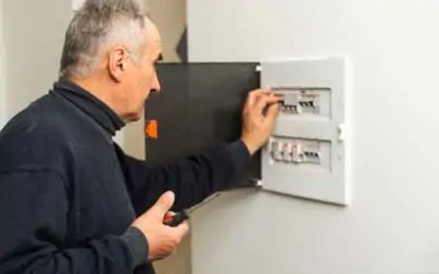 Taco o Breacker o interruptor cual de los 3 es el increíble termino correcto.