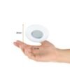Una mano abierta sostiene una luminaria LED redonda y empotrable de color blanco, mostrando sus dimensiones de 82 mm y una altura de 40 mm