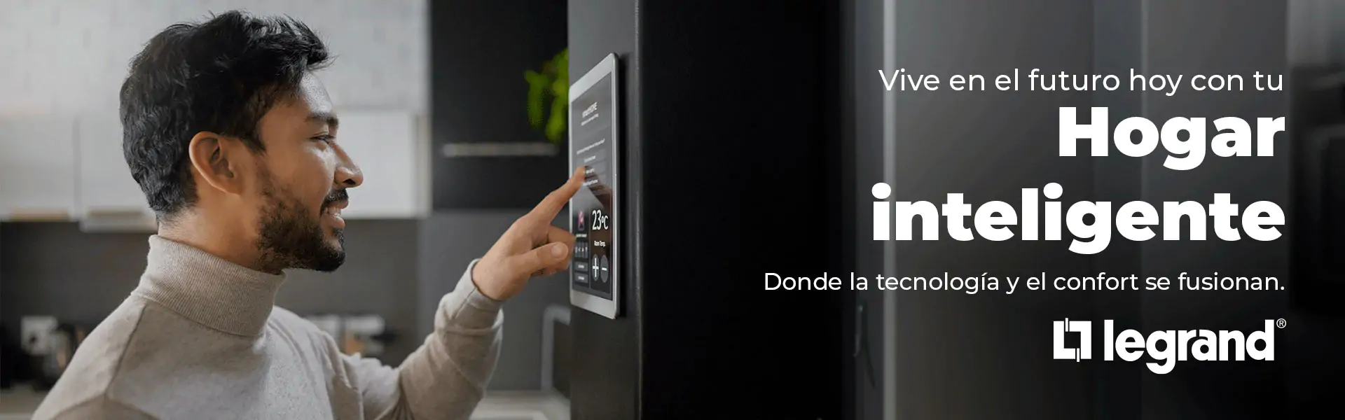 Cocina moderna de madera y encimera negra abierta a una escalera con barandilla de vidrio